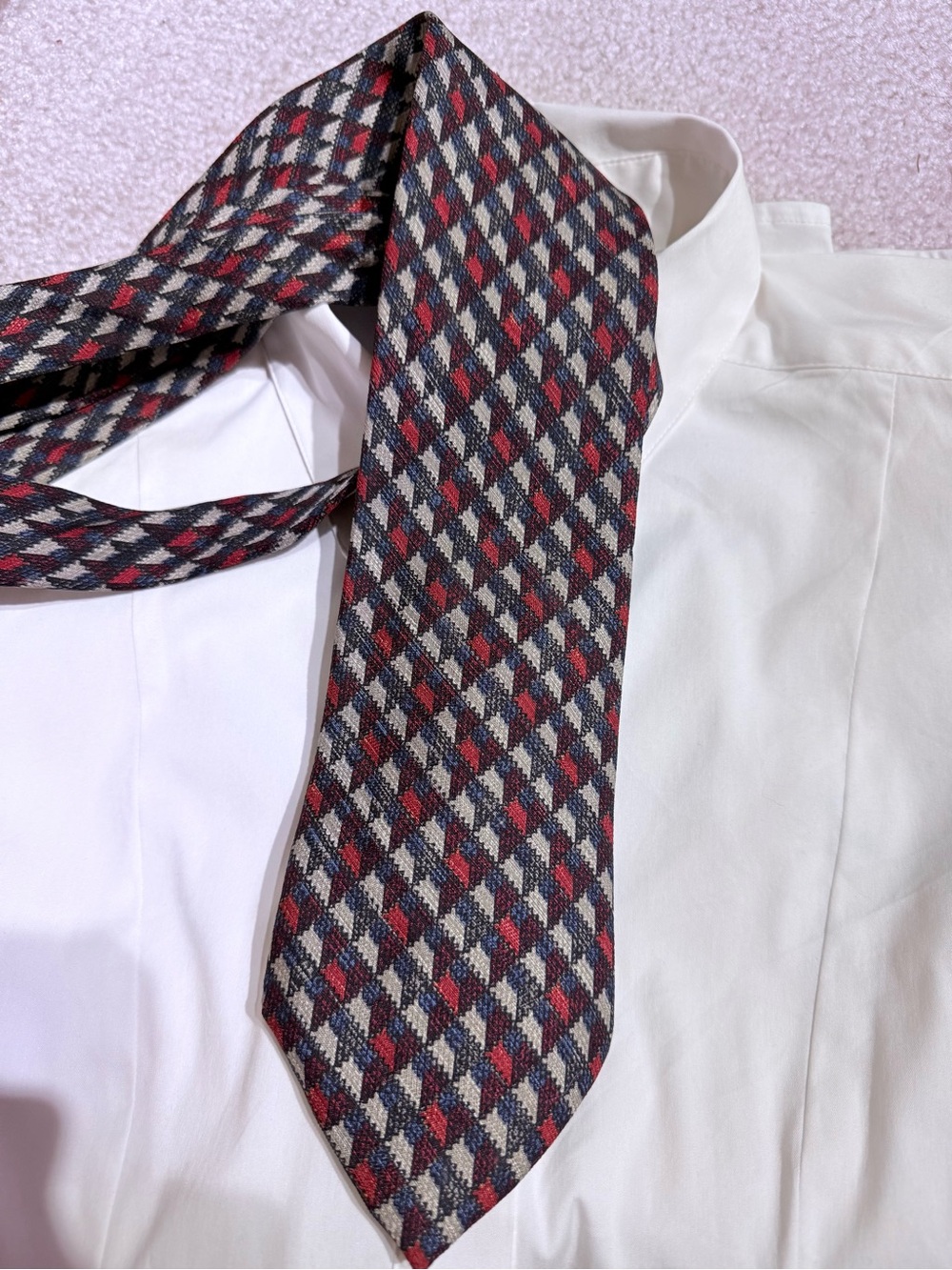 Vintage Fendi Men’s Patterned 100% Silk Tie in Red, Navy & Gray, Italy - Picture 5 of 6